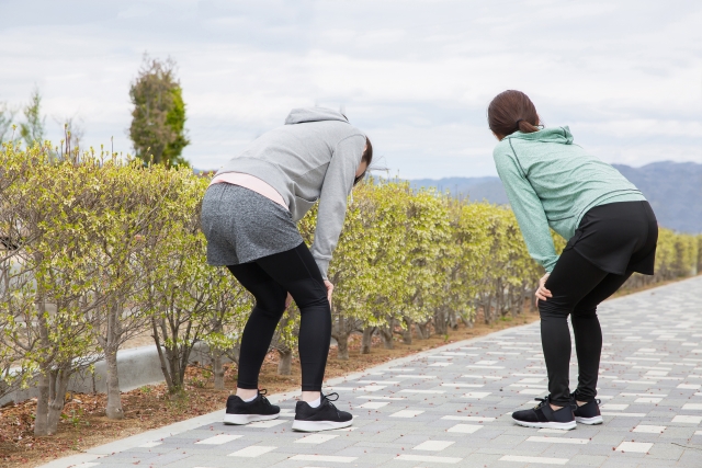 マラソン後半で疲労している女性ランナーたち