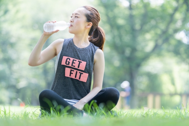 マラソン後に水分補給をしている女性