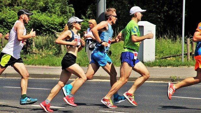 血尿を改善し気持ちよく走るランナーたち