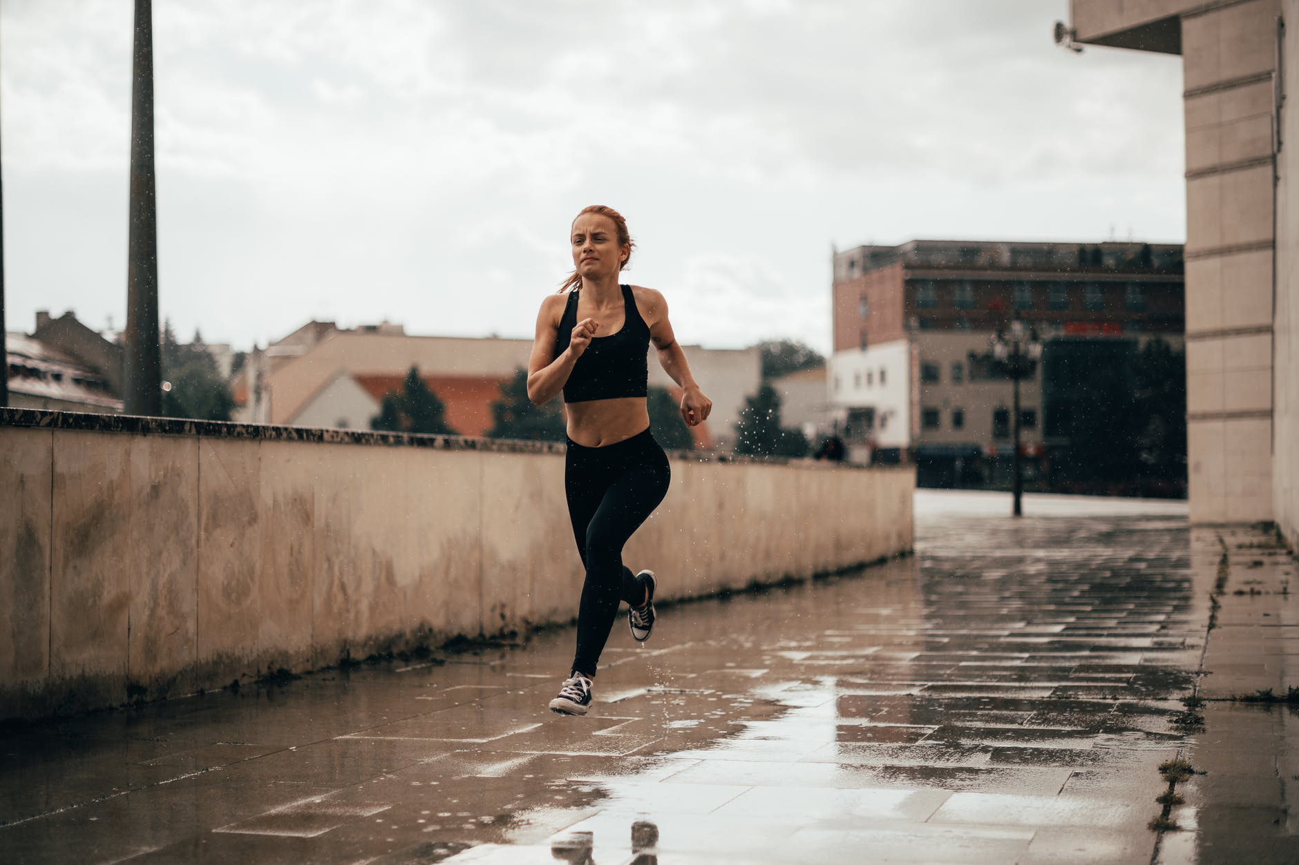 雨の日にマラソントレーニングをしている女性