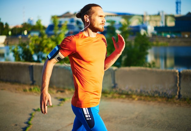 マラソンのスタミナ強化トレーニングをしている男性