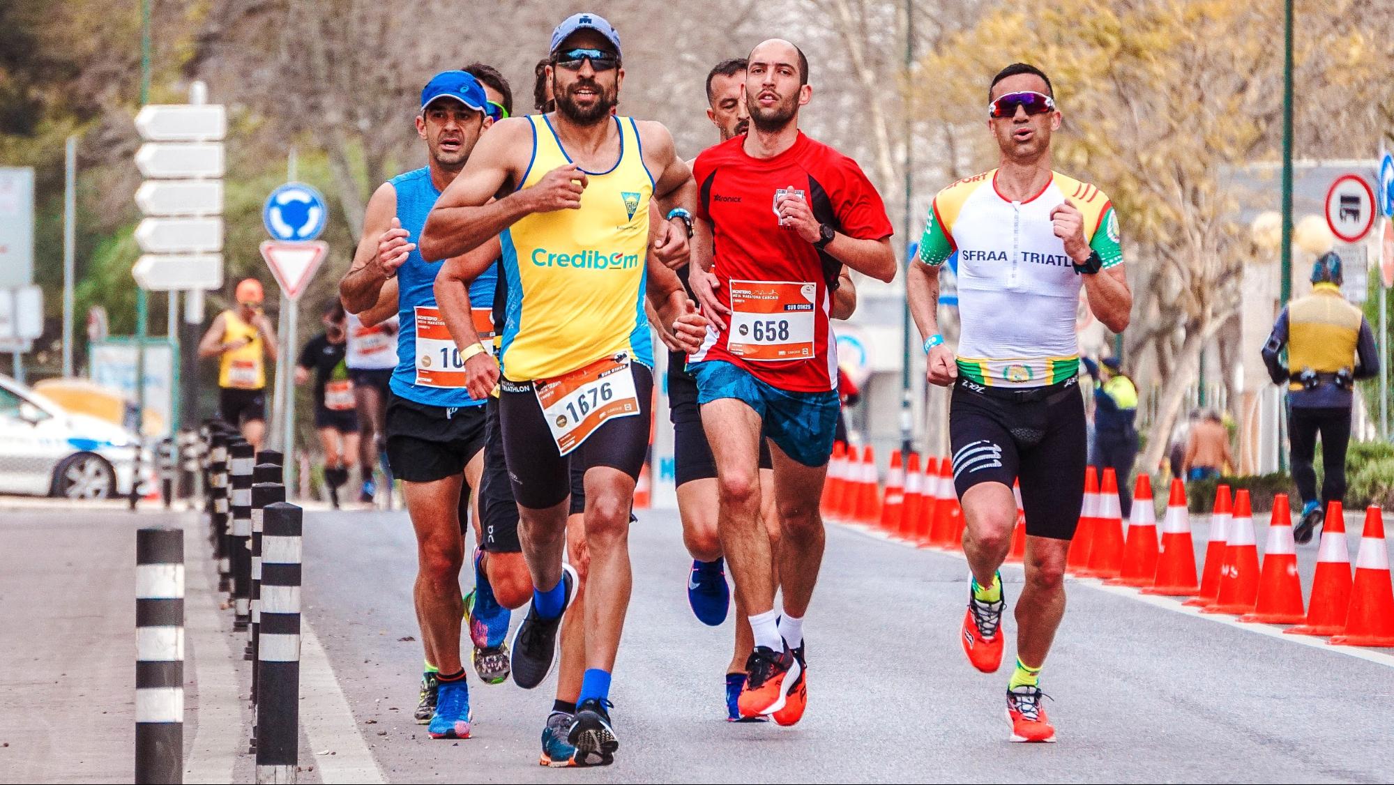 マラソン後半で辛そうにしている男性ランナーたち