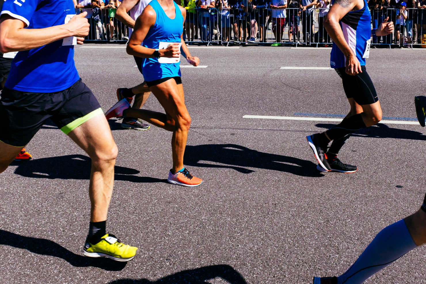 マラソンレースを走っているランナーたち