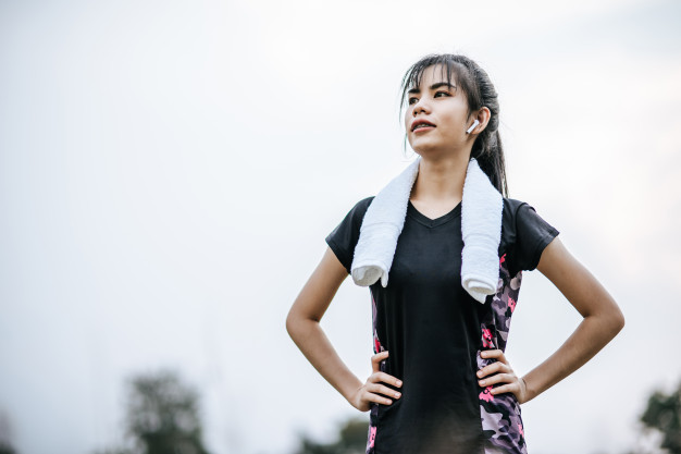 雨の日に走っている女性