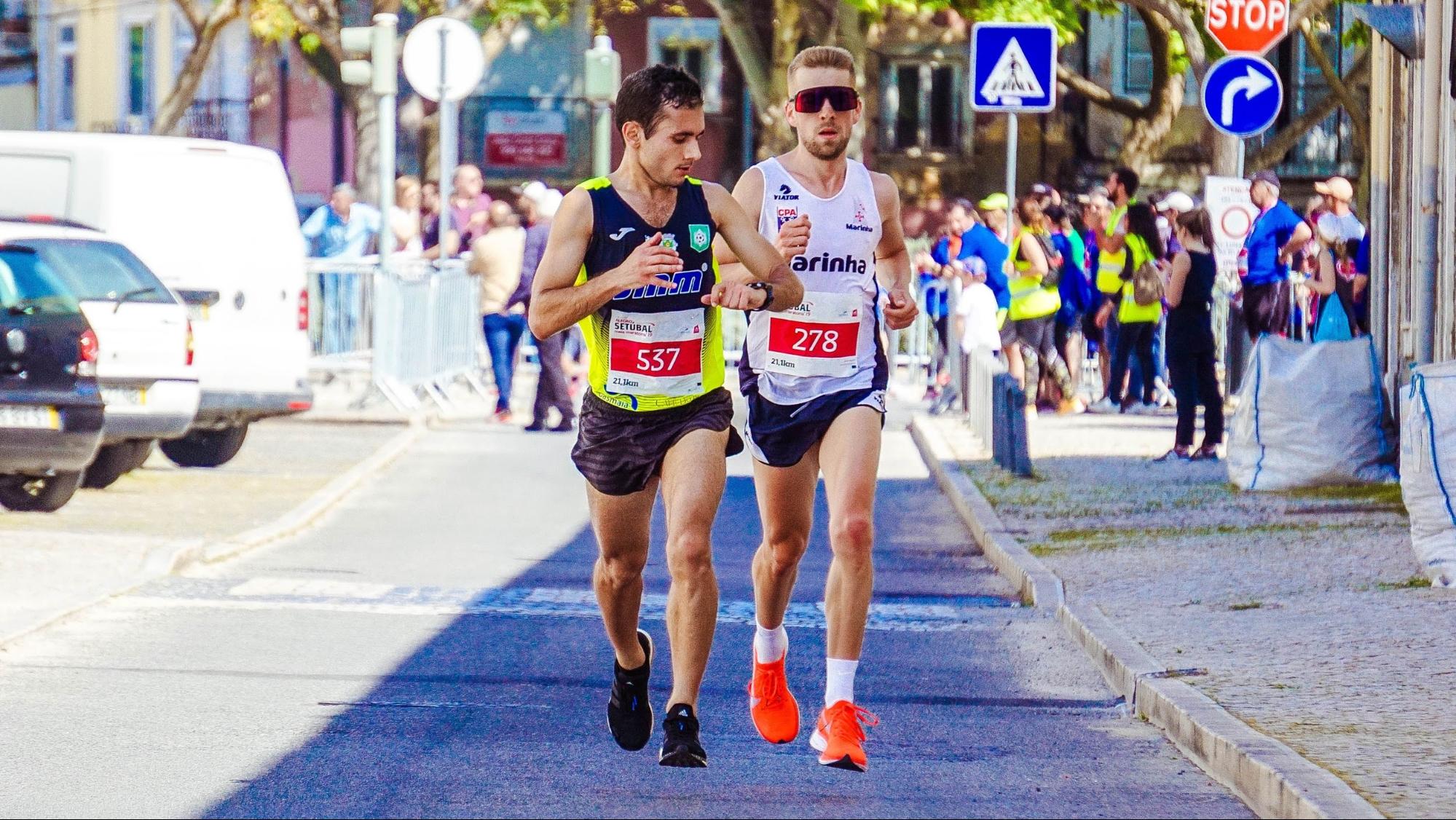 マラソンレースを走っている男性