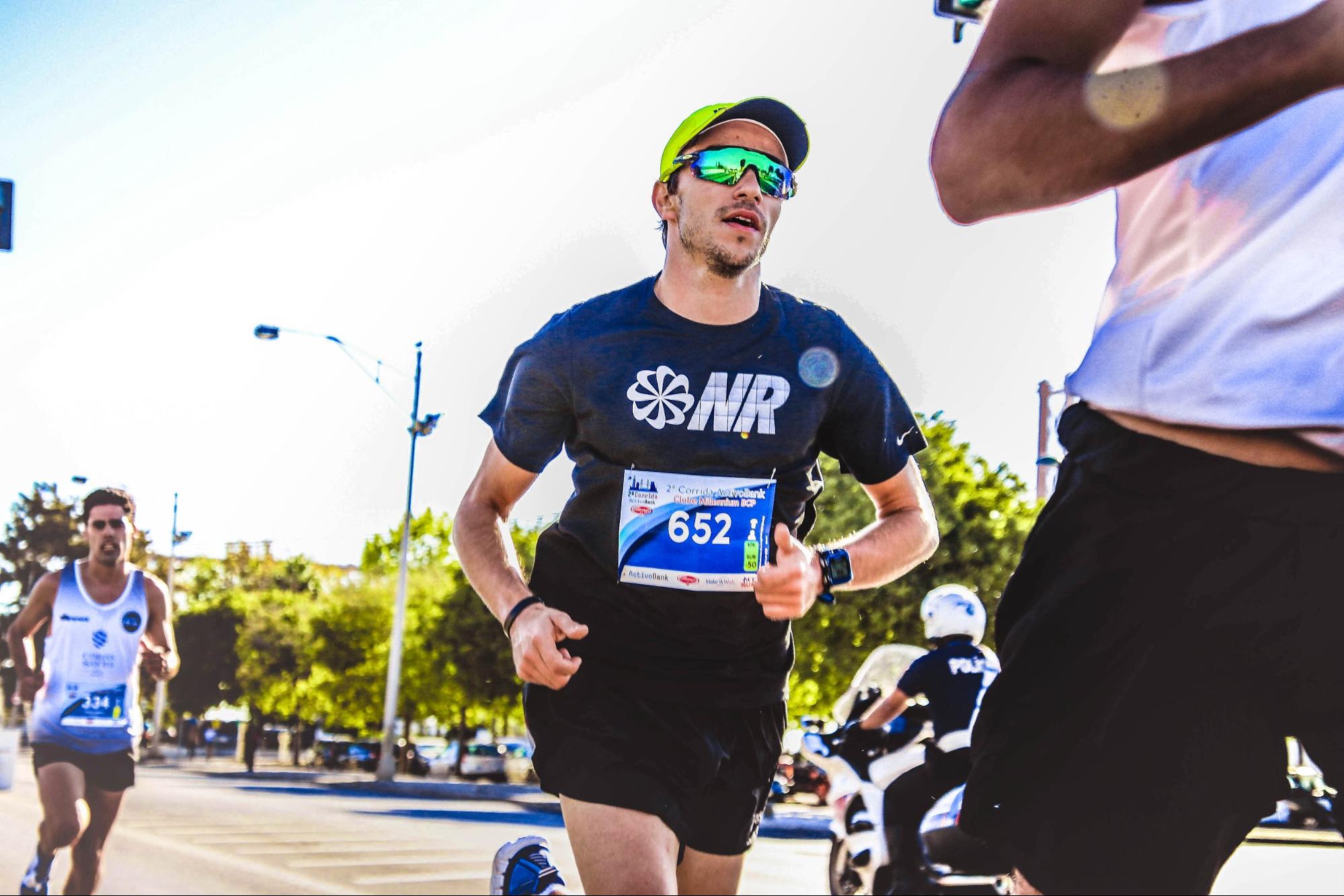 マラソン前半に飛ばしすぎてバテている男性ランナー