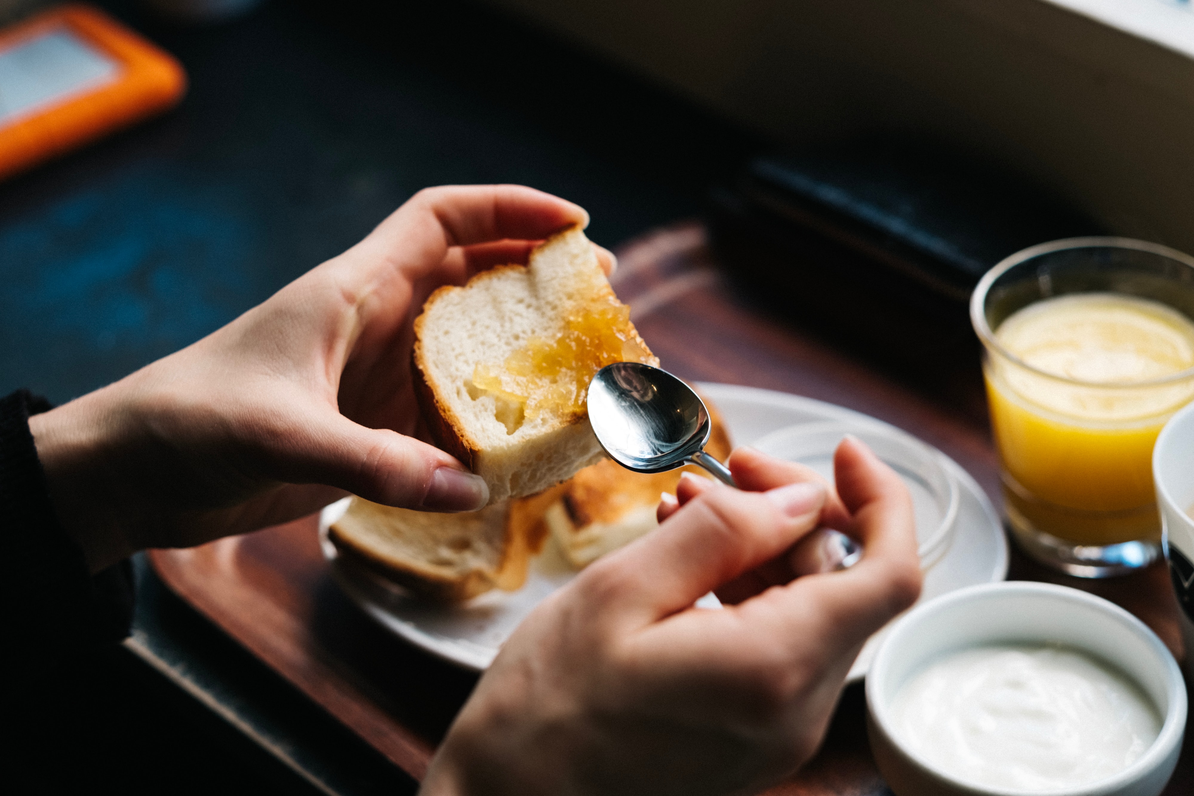 パンとヨーグルトを食べる様子